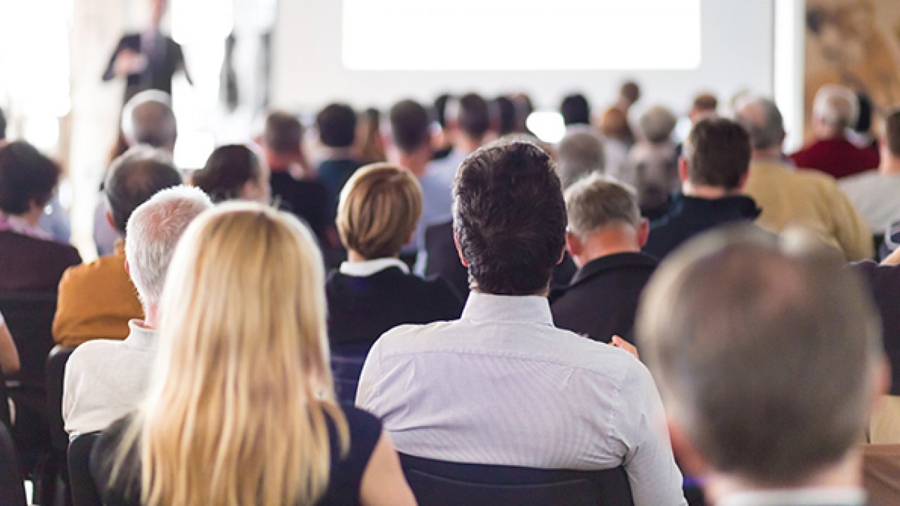 Zahlreiche Seminarteilnehmer bei einem Seminar für Betriebsräte