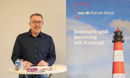 Arbeitsrechtsexperte Norbert Diercks ifnromiert über Mitbestimmung bei Arbeitszeit und Schichtplänen