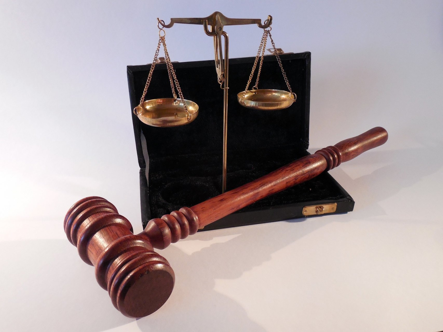 Ein Hammer und eine Waage
