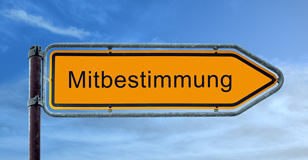 Umleitungsschild mit dem Text "Mitbestimmung"